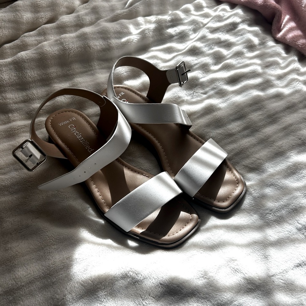 Wide fit sandals, size 9, cityclassified